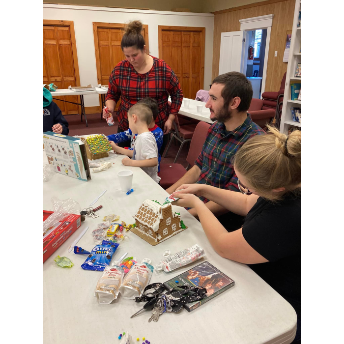 Decorating Gingerbread Houses